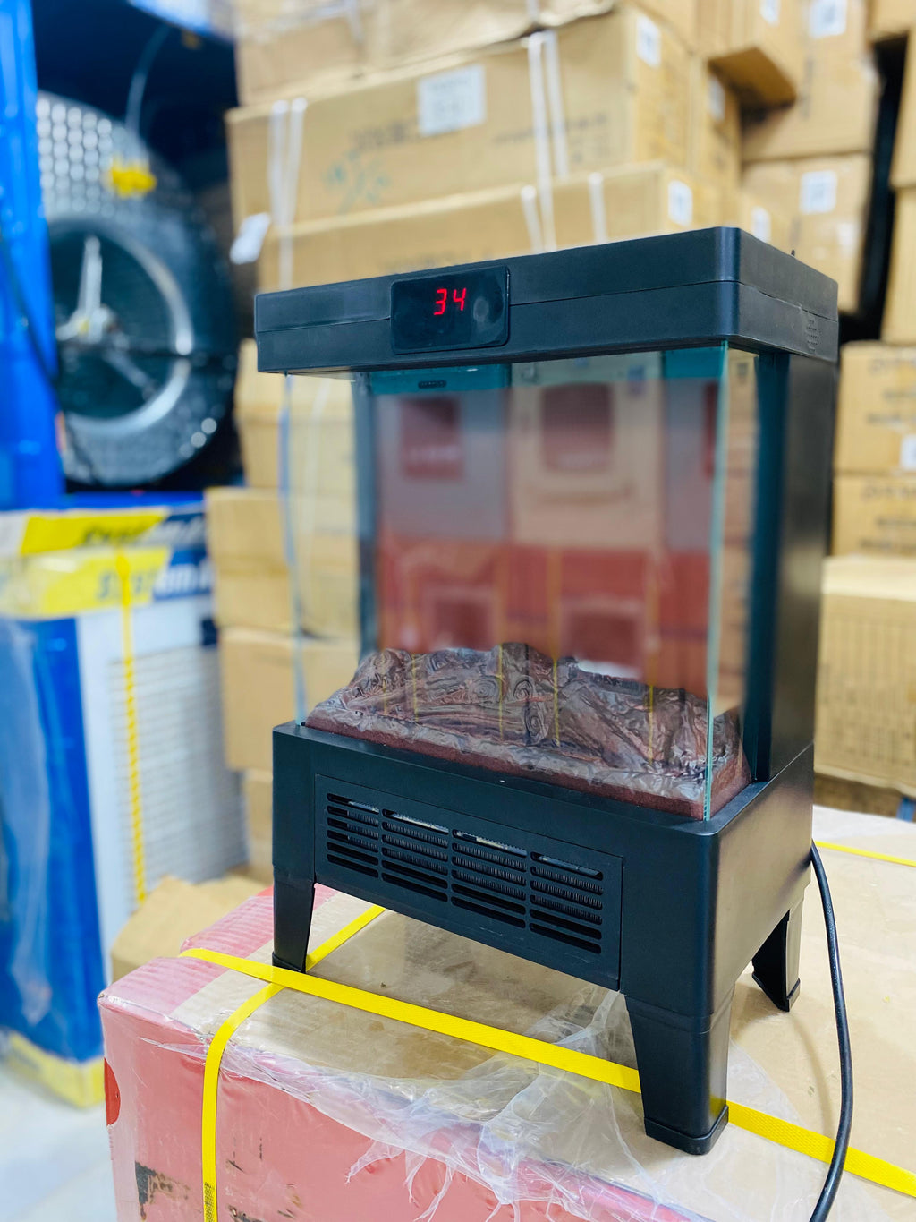 Flame effect heater with its packaging