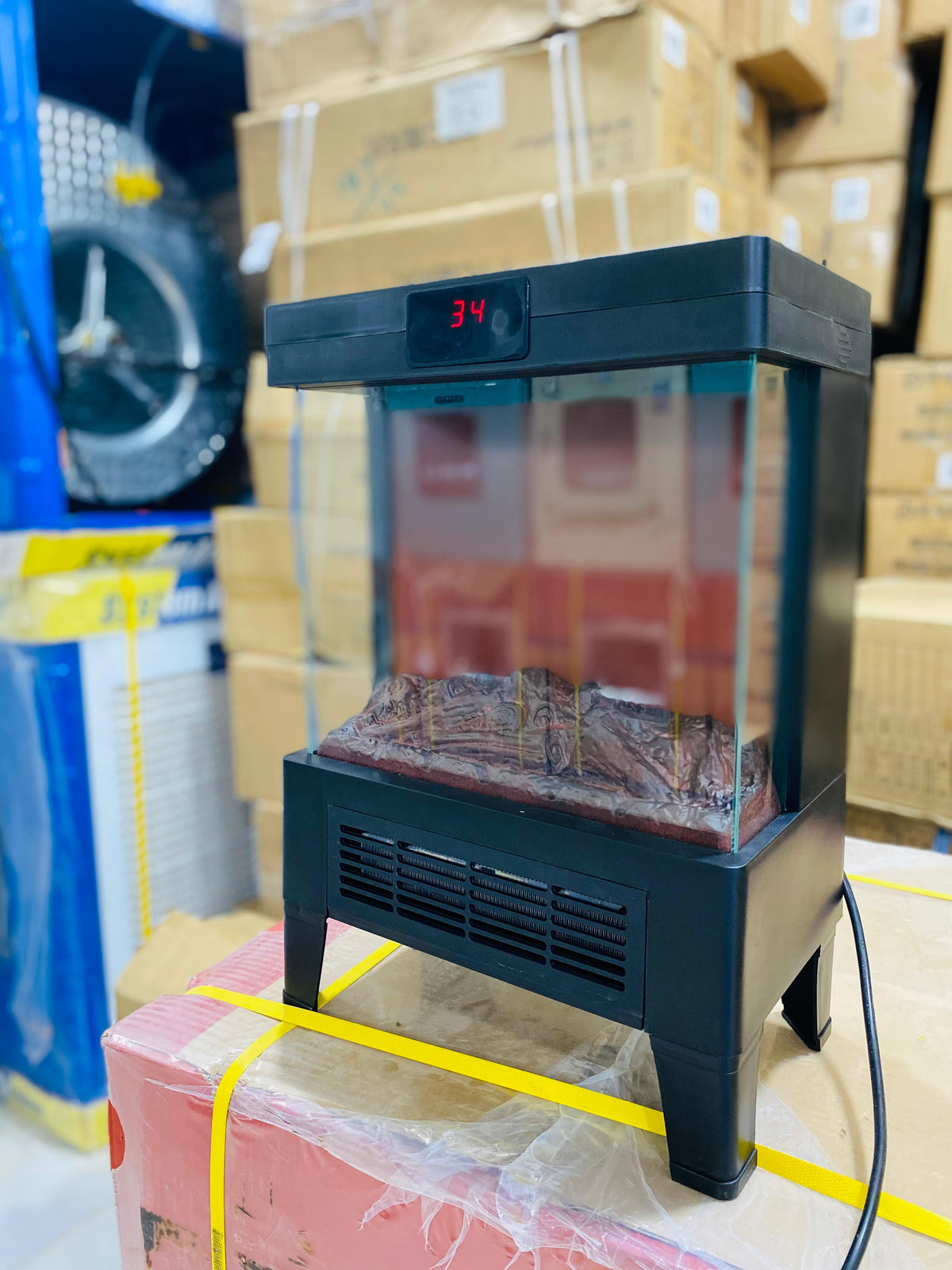 Flame effect heater with its packaging